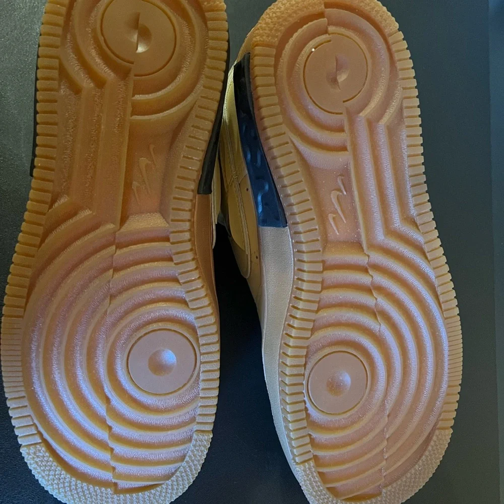 Nike Men’s Low-Top Sneakers in Cream with Gum Sole